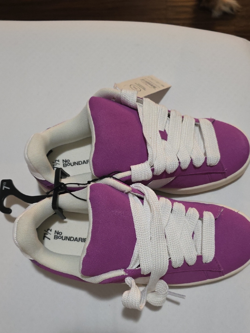 No Boundaries Violet and White Low-Top Sneakers NEW WITH TAGS